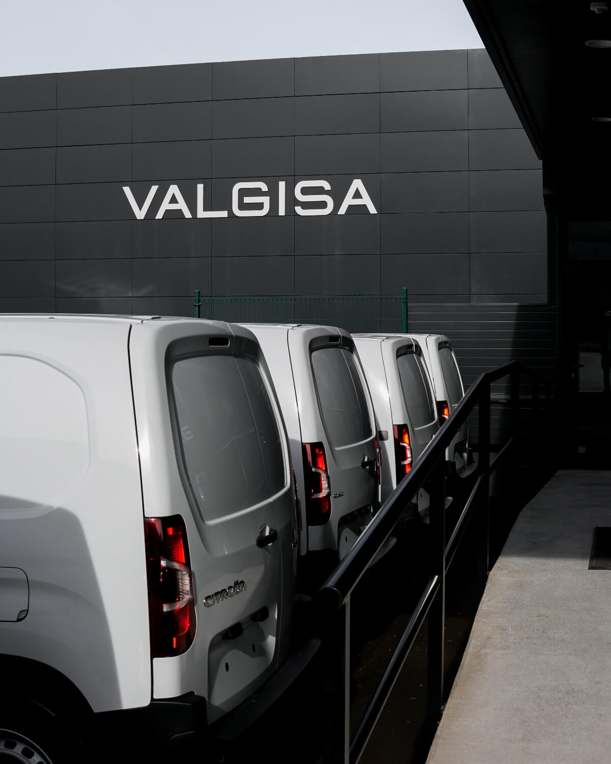 exterior con furgonetas