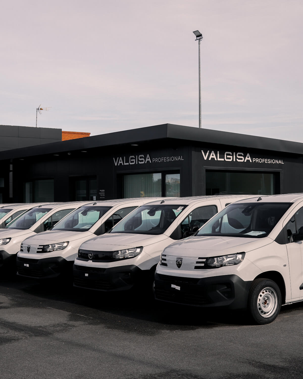 exterior con furgonetas